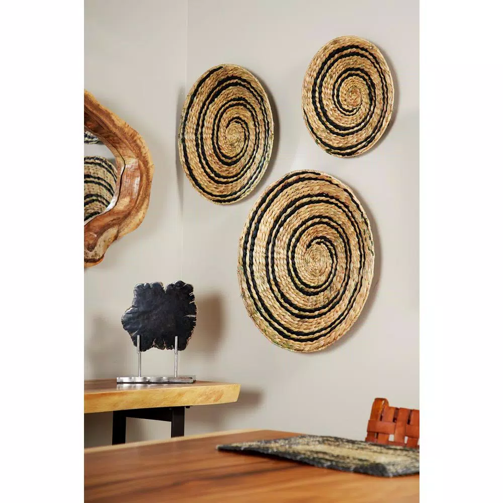 Decorative Trays LITTON LANE Rustic Natural And Black Spiral Design Circular Wicker Trays (Set Of 3) 3 Decorative Trays LITTON LANE Rustic Natural And Black Spiral Design Circular Wicker Trays (Set Of 3)